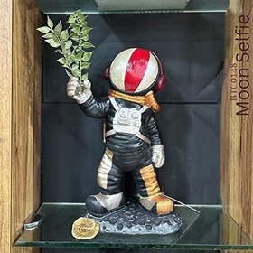 Resim Ay'da selfie çeken astronot - Ay'ın ruhunu yansıtan el yapımı heykel - Mükemel Orijinal Tasarım 