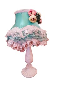 Resim onyyapim SATEN KAPLI DANTEL İŞLEMELİ VİNTAGE AVANGARDE ÇİÇEK DEKORLU ABAJUR 30X50CM 