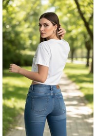 Resim Kadın Zımba Detaylı Beyaz Crop T-shirt 