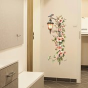 Resim 1 adet Modern Duvar Sticker - Renkli Kuş ve Çiçekli Sokak Lambası Tasarımı, Pembe Çiçekler ve Yeşil Yapraklar, Kendinden Yapışkanlı Vinil Dekor Ev, Banyo veya Mutfak için, İç Duvar Sanatı | Modern Duvar Dekoru | Parlak Bitiş 