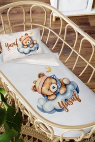 Resim özgürce İsme Özel Bebek Uyku Nevresim Takımı, 60x100, Şapkalı Ayı Deseni 