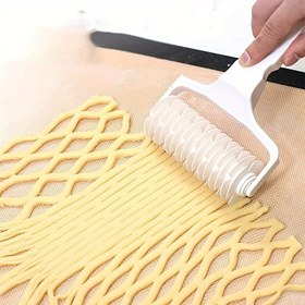 Resim Aile ayarları için uygun RV Mutfak, Kullanımı Kolay Tart Hamuru Desen Kesici, Pizza Rulo, Noodle Kesme, Hamur Izgara, Yuvarlama Kesici ve Elma Tatlıları ve Noodle Siparişleri için Mükemmel Tart Hamurları Yapmak İçin Araçlar ile Donatılmıştır. 