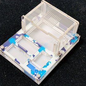 Resim Akrilik Arı Çölü, Besleme Alanı ile Mini DIY Düz Arı Yuvası, Kraliçe Yumurta Yumurtlayan Arı Tepeciği, Nemlendirme Bölge, Arı Tutkunları için Şeffaf Arı Evi 