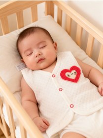 Resim muvina Unisex Bebek Beyaz Kapitoneli Tek Kat Figürlü Pamuklu Yelek Kırmızı Kalpli 