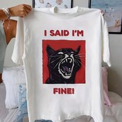 Resim Kadınlar İçin Punk Rock Band Grafikli Tişört - "İYİYİM DEDİM!" Sloganlı ve Siyah Kedi Desenli Eğlenceli Tasarım - Beyaz Kısa Kollu Yuvarlak Yaka Günlük Üst, İlkbahar/Yaz için Hafif %100 Polyester, Rock Band Tişörtü, Orta Esneklikte Kumaş 