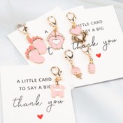 Resim 6 adet Pembe ve Mavi Karikatür Kalp Ayak Baskısı, Şişe ve Giyim Tasarımı Şükran Hediye Seti - Bebek Duşları, Cinsiyet Açıklamaları, Doğum Günü ve Daha Fazlası için İdeal - Aile, Arkadaşlar, Öğretmenler ve Yeni Anneler için Metal Anahtarlık ve Kartlar, Yeni Anne Hediyesi | Oyuncak Tasarımı | Dayanıklı Metal, Bebek Duşu Hediyesi 