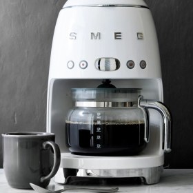 Resim Smeg DCF02 Filtre Kahve Makinesi Cam Karaf Dayanıklı Yapı ile Şık Görünüm Sunar 
