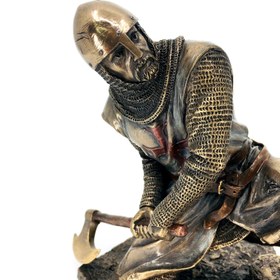 Resim Balta ile Savaşan Orta Çağ Tapınak Şövalyesi Koleksiyonluk Biblo 