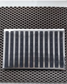 Resim Nuvesa Paslanmaz Çelik Topuk Koruyucusu. Kilim Üzerinde Kaplama 345688438 