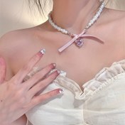 Resim Fransız Esintili Pembe Kurdele ve Kalp Kolye - Kadınlar için Şık Nisan Ay Taşı Takısı, Sevgililer Günü Hediyesi, Günlük Kullanım ve Partiler İçin Çok Yönlü 