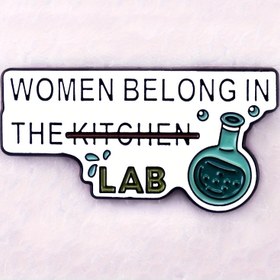 Resim Erkekler için 'Kadınlar Laboratuvarda Olmalı' Emaye Broş, Sırt Çantası Şapka Kıyafetler İçin Erlenmeyer Şişe Tasarımlı Bilim Temalı Broş 
