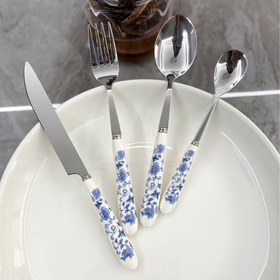 Resim Dört adet çiçek desenli mavi ve beyaz baskılı seramik saplı paslanmaz çelik sofra takımı, bıçaklar, çatallar, kaşıklar ve kase kaşıkları içeren parlatılmış mutfak gereçleri, ev, restoranlar, mutfaklar, günlük yemekler, tatlı kaşıkları ve dondurma kaşıkları için uygun. 