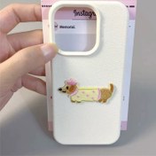 Resim Her iPhone modeli ile uyumlu, bir pembe şapka ve sarı gömlek giyimli üç boyutlu işlemeli bir köpekli TPU deri dokulu telefon kılıfı. 