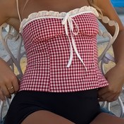 Resim Kadınların Kırmızı ve Beyaz Gingham Kontrollü Mini Tank Üstü, Volan Detaylı ve Bağcıklı Ön Detaylı - Yazlık, Elbisesiz Tatil Stili, Polyester, Rahat Tatil Giyimi, Sevimli Kıyafet, Tatil Giyimi | Şık Mini Üst | Polyester Kumaş 