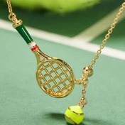 Resim Sportif Tenis Raketi & Top Kolye - Yeşil ve Altın Renk Blokları ile Kırmızı Vurgular, Altın Tonlu Zincirli Günlük Giyim için Tenis Tutkunu Takı Hediyesi 