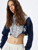 Resim Şardonlu Crop Kapşonlu Sweatshirt Asimetrik Baskılı Renk Bloklu 