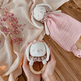 Resim Amigurumi Tavşan Müslin Uyku Arkadaşı ve Diş Kaşıyıcı - Çıngırak 