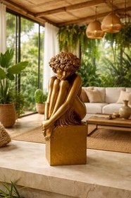Resim Altın Renk Beton Heykel, Modern Soyut Oturan Figür Dekoru, El Boyaması Masaüstü ve Raf Dekorasyon Objesi, 24 cm 