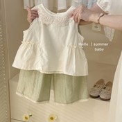 Resim Kışın mutluluk: Şık beyaz ve pembe volan kollu tank üst, eşleşen şort takımı - Esnek olmayan polyester, yuvarlak boyun, cüzdan detayları, rahat yazlık kıyafetler için mükemmel, yazlık rahat giyim | Volan kenarlı üst, cüzdan detayları, esnek olmayan kumaş, açık hava için. 