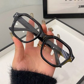 Resim Siyah plastik çerçeveli beyaz lensli, hafif ve şık, hem erkekler hem de kadınlar için günlük kullanım için uygun olan, unisex retro kare gözlükler. 