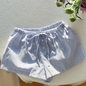 Resim Kadınların Y2K Tarzı Çizgili Mini Bermuda Şortları, Bağcıklı Bel - Açık Mavi ve Beyaz Dikey Çizgiler, Orta Uyluk Uzunluğu, Polyester, Yazlık Rahat Giyim, Yaz Modası | Y2K Modası | Dokuma Tekstür 