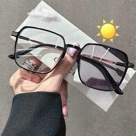 Resim 1 Çift Kadınlar İçin Moda Renk Değiştiren Hafif Adaptif Gözlük, Şeffaf Lensli PC Çerçeve, Retro Parti ve Günlük Kullanım Dekoratif Gözlükler, Çok Yönlü Modern Estetik, Dayanıklı Göz Aksesuarı 