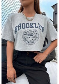 Resim Brooklyn 1898 Adventure Baskılı Kadın Crop Grimelanj T-shirt Gri 