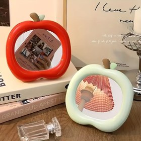 Resim Elma Şeklinde Dekoratif Makyaj Aynası - Yatak Odası, Yurt veya Ev Dekoru için Şık Masaüstü Kozmetik Ayna, Reflektif Yüzeyli Kırmızı ve Yeşil Elma Tasarımı, Makyaj Masası veya Çalışma Alanı için Mükemmel, Yatak Odası Dekoru | Şık Ayna | Canlı Renkler 