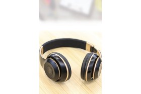 Resim Fuchsia BH43 Katlanabilir 6 Saat Konuşma ve Müzik Fuchsia Kafaüstü Bluetooth Kulaklık 