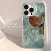 Resim Çeşitli iPhone modelleri arasında 16E, 16, 15, 14, 13, 12, 11 Pro Max, 8, 7 Plus, SE 2022, X, XS, XR ve XS Max dahil olmak üzere şok geçirmez korumaya sahip sevimli kahverengi kaplumbağa desenli telefon kılıfı. 