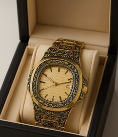 Resim pierrose Erkek Kol Saati Altın Renk İşlemeli Kasa Çelik Kordon Klasik Desenli Quartz Takvimli Saat 