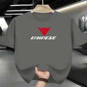 Resim Erkekler için Mavi Dainese Grafik T-Shirt - Nefes Alabilen, Hızlı Kuruyan Polyester, Kırmızı Üçgen Logolu Bol Kesim, Motosiklet Sürme, Plaj ve Dış Mekan Aktiviteleri için İdeal, Motosiklet Sürme Ekipmanı, Ter Dirençli 
