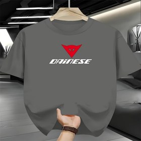 Resim Erkekler için Mavi Dainese Grafik T-Shirt - Nefes Alabilen, Hızlı Kuruyan Polyester, Kırmızı Üçgen Logolu Bol Kesim, Motosiklet Sürme, Plaj ve Dış Mekan Aktiviteleri için İdeal, Motosiklet Sürme Ekipmanı, Ter Dirençli 