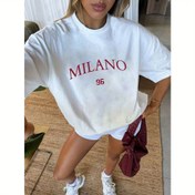 Resim Kadınlar için Rahat Oversize Omuz Düşük Tişört - Siyah, Kırmızı Milano '95' Grafik Baskılı, Gevşek Kalıp, Orta Esneklik, Makinede Yıkanabilir, Her Mevsim Konforu, Günlük Giyim, Yaz Modası, Modern Günlük Kıyafet, Şeffaf Olmayan Kumaş 