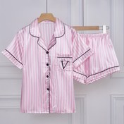 Resim Şeritli Dikişli Mektup Cebi Pijama Seti, Klasik Saten Uyku Giysileri ile Yaka Klapası ve Düğme Detayı, Polyester %95 Elastan %5, İlkbahar/Yaz Kısa Kollu ve Şort Loungewear, 90gsm Dokuma Kumaş 