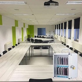 Resim 60 Yuvaları ile Duvara Monte Telefon Soyunma Kutusu Restoranlar ve Çalışanlar için Güvenli Cep Telefonu Depolama Dolabı Gümüş nizer Güvenli Cihaz Depolama 