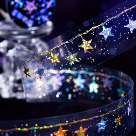 Resim Karanlık gece yıldızlı desenli bir rulo, sıcak baskılı PET bant, Yıldızlı Gece Gökyüzü serisi, not kesme ve dekorasyon için ince aksesuarlar çöp günlük bandı cep telefonu kılıfları, su şişeleri, araba bardakları, bilgisayarlar, gitarlar, bisikletler, kaykaylar, bagaj günlükleri vb. için uygundur 