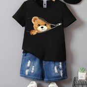 Resim Bir Yuvarlak Yaka ve Kısa Kollu Serin Ayı Baskılı T-Shirt, Erkek Çocukların Rahat Yaz Giyimleri İçin Mükemmel. 