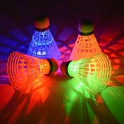 Resim Gece dış mekanda eğlenceli aile oyunları için dayanıklı plastik tüybolalar içeren 4/5 adet ışıklı badminton seti 