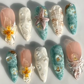 Resim 10 adet Set Almond-Shaped El Yapımı 3D Tırnak, Çeşitli Renkli Deniz Eğilimi Tasarımı ile Çiçek, Yıldız Balığı, İnci ve Deniz Kabuğu Detayları, Parlak Bitiş, Kadınlar ve Kızlar için Günlük Giyim ve Hediye 