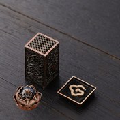 Resim Bir Metal Kül Ağızlıklı Plum Blossoms, Orchids, Bamboo ve Chrysanthemums ile Tasarlanmış, Şık Bir Alaşım Yakma Standı İçerir, Ev ve Rahatlama İçin Uygun. Kokusuz Bir Dekoratif Parça Olarak Kullanılabilir, Kültürel Ev Dekoru İçin İdeal. Bu İncelikli Oyma Küçük Kül Ağızlıkları İç Mekan Sandalwood Kül Ağızlıkları İçin Bir Taban Olarak Kullanılabilir, Çay Törenleri İçin Mükemmel ve 11 Farklı Festival İçin Kullanılabilir. 