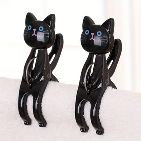 Resim İki Kedi Şeklinde Plaj Havlusu Klipsi, Havlular için Plastik Sandalye Klipsleri, Giysiler, Yorganlar ve Battaniyeler için Sevimli Karikatür Kedi Klipsleri, Yatay Sandalyelerde, Kurutma Rafında 