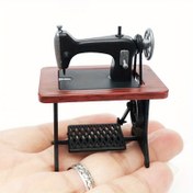 Resim 1/12 Ölçekli Mini Vintage Tarzı Treadle Dikiş Makinesi Model Süsü - DIY Minyatür Fotoğrafçılık Aksesuarları/Oturma Odası Sahne Dekorasyonu - Mevsimlik Dekor - Mükemmel Hediye Koleksiyonluk Binalar & Aksesuarlar, Halloween, Noel 