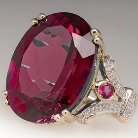 Resim Şık Vintage Kadın Yüzüğü - Pembe-Kırmızı Taklit Taşlı, Altın Tonlu Aksanlı Bant - Tüm Yıl Boyu Giyilebilecek Lüks Takı 