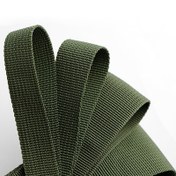 Resim 500 cm uzunluğunda, 20 mm/25 mm/30 mm/38 mm/50 mm genişliğinde, dayanıklı ve çok yönlü, DIY el sanatları ve tamirleri için uygun, iç ve dış mekan kullanımı için uygun, askeri yeşil naylon şerit 
