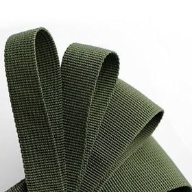 Resim 500 cm uzunluğunda, 20 mm/25 mm/30 mm/38 mm/50 mm genişliğinde, dayanıklı ve çok yönlü, DIY el sanatları ve tamirleri için uygun, iç ve dış mekan kullanımı için uygun, askeri yeşil naylon şerit 