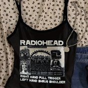Resim Kadın Y2K Grunge Rock Grafik Tank Üstü - Siyah Kolsuz Crop ile Radiohead Bant Tasarımı, "Sağ El Çekme Tetik Sol El Omuz" Baskısı, Vintage Sokak Modası Stili, Rahat Giyim | Y2K Modası | Esnek Kumaş 