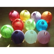 Resim Beyaz Düğün Doğum Günü Ve Noel Partileri İçin Çin Fenerleri İle Renkli Yuvarlak Kağıt Fenerler 