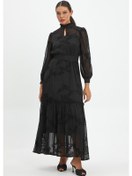 Resim Kadın Nakış Detaylı Uzun Elbise - Şifon Kumaş, Fırfırlı Yaka Ve Katlı Etek Tasarımı İle Zarif Ve Özel Günler İçin İdeal Siyah 