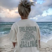 Resim Kadınlar için Rahat Yaka T-Shirt, Deniz Kaplumbağası Grafik ve "Deniz Seni Çağırıyor" Baskısı, Kısa Kollu, Bol Kesim, Bahar/Yaz Koleksiyonu, Hafif Kumaş, Plaj Gezileri veya Rahat Giyim için Mükemmel, Yaz Plaj Giyim | Deniz Kaplumbağası Grafik Tee | Grafik Baskılı Gömlek 